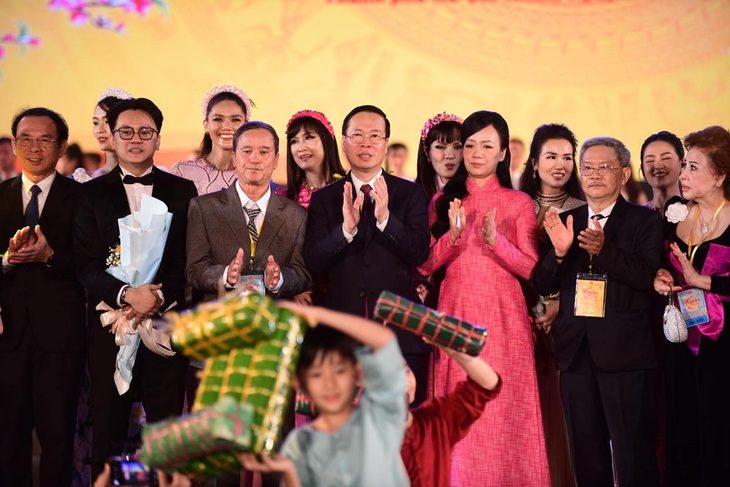 Chủ tịch nước Võ Văn Thưởng cùng phu nhân và lãnh đạo các cấp giao lưu với kiều bào - Ảnh: QUANG ĐỊNH